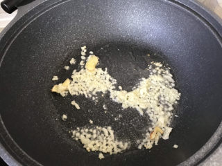 7、苦瓜炒虾仁,再加入蒜末炒香;