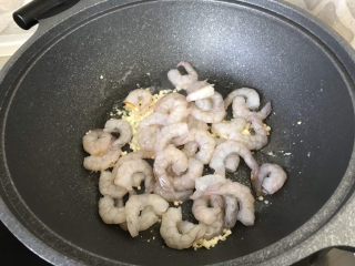 8、苦瓜炒虾仁,放入虾仁翻炒;