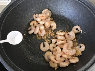 11、苦瓜炒虾仁,加一丢丢盐调味;