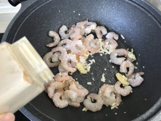 9、苦瓜炒虾仁,虾仁变色后加少许白胡椒粉;