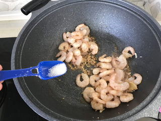 12、苦瓜炒虾仁,加少许白糖;