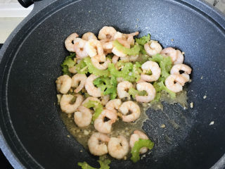 14、苦瓜炒虾仁,把苦瓜和虾仁翻炒均匀;