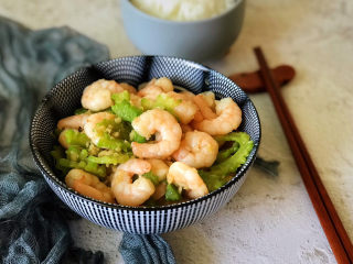 15、苦瓜炒虾仁,苦瓜炒虾仁出锅,清爽的苦瓜加上嫩滑多汁的虾仁,满满的幸福感。