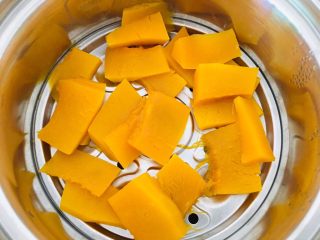 1、南瓜发饼,南瓜去加蒸熟。