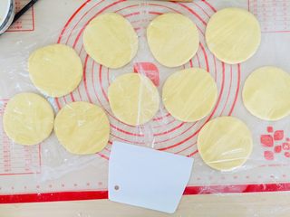 13、南瓜发饼,盖上保鲜膜醒发20分钟。