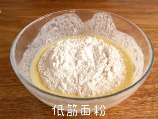 4、层层酥脆的美味【酸奶蛋酥卷】,加入中筋面粉，搅拌均匀