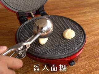 7、层层酥脆的美味【酸奶蛋酥卷】,小红锅最高温预热完成后，舀入约5g的三个面糊