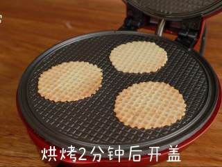 8、层层酥脆的美味【酸奶蛋酥卷】,盖上上盖，最高温烘烤2分钟开盖