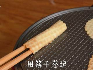 9、层层酥脆的美味【酸奶蛋酥卷】,使用筷子卷起来，置于晾架晾凉即可享用。