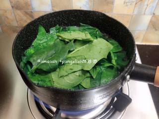 1、菠菜柳叶包子,菠菜洗干净之后只取菠菜叶子，锅中注水烧开，把叶子烫软捞出过冷水