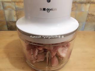 4、菠菜柳叶包子,趁着揉面的空闲，接下来开始制作馅料，把猪肉打成肉末