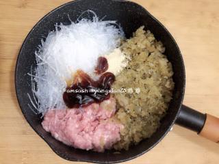 5、菠菜柳叶包子,粉丝提前泡软，泡好的粉丝用水清洗沥干水分，然后切碎放入锅中，酸菜泡洗切短用水洗，挤干水份，如此反复多洗两遍，这样酸菜不会太酸这样包出来才好吃，然后用料机把碎，然后把蚝油，鸡粉，倒入锅中，顺时针搅拌均匀即可使用（馅料中不需要加盐，只需加蚝油就可以了，蚝油中也有咸味。而酸菜中有了酸中带咸，所以就算洗过了也是还有味道的）