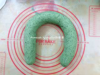 6、菠菜柳叶包子,把揉好的面团搓成长条