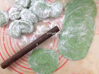 8、菠菜柳叶包子,把每个剂子都滚上面粉，然后用保鲜袋盖住以免面团表面被风干，膜松弛10分钟，冬天室温松弛时间可能略延长5～10分钟，用擀面杖擀出中间厚边缘薄的面皮就可以，实在不会擀，边缘用手捏薄也完全可以的，擀好的面皮依然用保鲜膜盖住