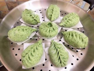 11、菠菜柳叶包子,蒸锅此时可以加入水开小火微微加热，让整个锅体以及内部温热湿润，同时把包好的包子底部垫油纸放在蒸上，放的时候要留出空间来，以免发酵的时候包子都挤在一起了，蒸锅关火，盖上锅盖发酵15分钟，发酵好的休积明显变大