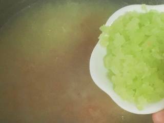2、银鱼蔬菜小米粥,加入莴笋。