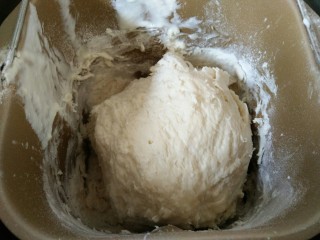 1、#辅食计划#香软流汁~牛肉蒸包,先把面粉酵母混合，加水用面包机揉匀