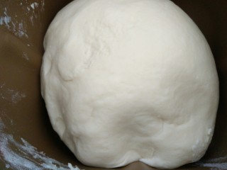 2、#辅食计划#香软流汁~牛肉蒸包,如成光滑的面团即可放在面包机里，饧发