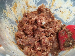 3、#辅食计划#香软流汁~牛肉蒸包,这牛肉馅趁醒面的时间做的（只要将牛肉切成小块，加生抽和老抽放绞肉机里搅碎就可以了）