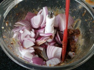 4、#辅食计划#香软流汁~牛肉蒸包,然后切开一个圆葱切成小块，放入牛肉馅里，一起搅拌