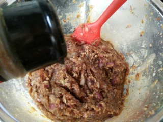 5、#辅食计划#香软流汁~牛肉蒸包,最后搅好后加入一勺菜籽油，加入花椒粉，五香粉，盐