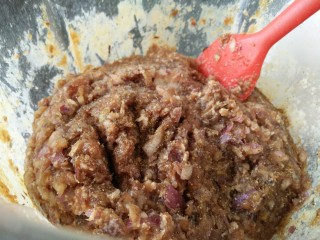 6、#辅食计划#香软流汁~牛肉蒸包,最后看情况加少许黑胡椒粉拌匀即可