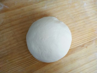 7、#辅食计划#香软流汁~牛肉蒸包,腥好的面团再次揉匀排气