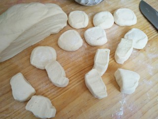 8、#辅食计划#香软流汁~牛肉蒸包,然后分割成小面积子