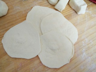 9、#辅食计划#香软流汁~牛肉蒸包,擀成中间厚边缘薄的包子皮