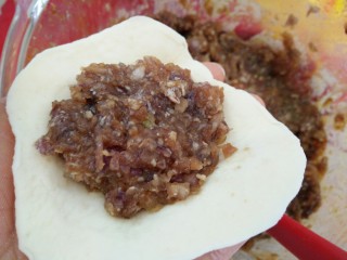 10、#辅食计划#香软流汁~牛肉蒸包,取一只包子皮加入适量的牛肉馅