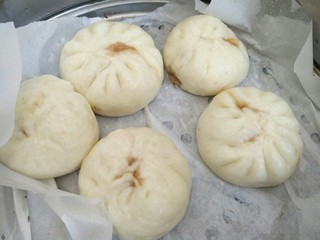 12、#辅食计划#香软流汁~牛肉蒸包,然后放入笼屉中凉水上锅蒸35分钟，焖两分钟开盖即可