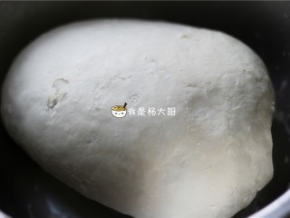 1、西芹猪肉饺子,面粉加适量清水,和成面团,上面盖一块湿布醒半小时