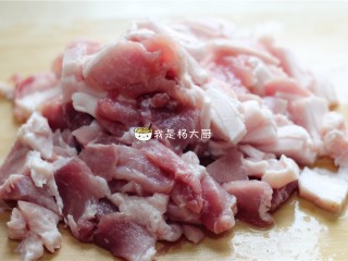 2、西芹猪肉饺子,五花肉切小块