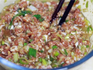 5、西芹猪肉饺子,烧一些热油,放凉后,倒入肉馅搅拌均匀