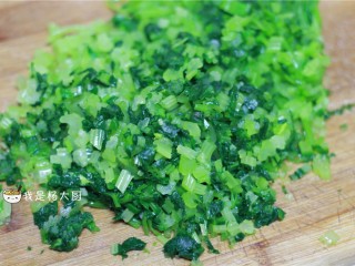 8、西芹猪肉饺子,西芹切末
