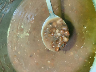 6、自制“红豆沙”馅,这是压出来的红豆汤;