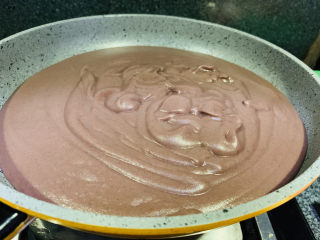 9、自制“红豆沙”馅,然后把红豆渣放倒破壁机或者搅拌机,搅拌成泥,倒入不粘锅;