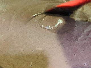 10、自制“红豆沙”馅,开始炒,大火先热锅,然后开中小火炒,如果溅的很厉害,就转小火炒;