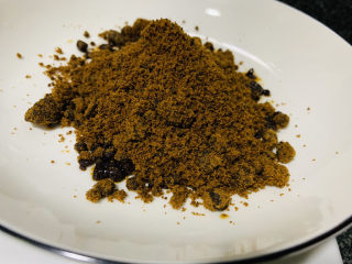 11、自制“红豆沙”馅,红糖准备,待用;