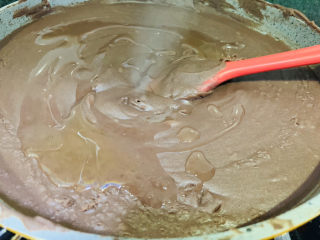 14、自制“红豆沙”馅,把油和豆沙炒融合;