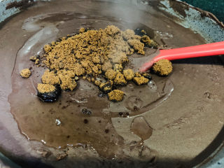 15、自制“红豆沙”馅,继续加红糖,加油;