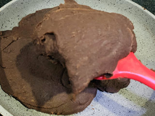 17、自制“红豆沙”馅,舀起来不会掉落,就可以了;