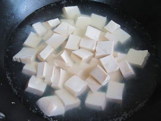 5、丝瓜炖豆腐,豆腐再开水锅里焯烫一下