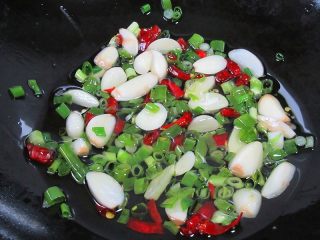 6、丝瓜炖豆腐,热锅注入油，烧至五分热，下入蒜瓣、姜丝、辣椒、葱等翻炒