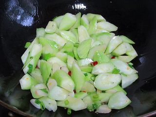 7、丝瓜炖豆腐,倒入丝瓜一起翻炒至稍微变色