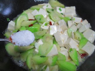 9、丝瓜炖豆腐,煮开后加入适量盐，产妇食用少放一些即可