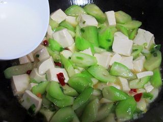 10、丝瓜炖豆腐,加入淀粉和水调配的淀粉水勾芡