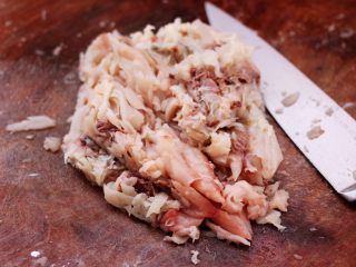 6、鲜美无比的鲅鱼饺子,把所有的鲅鱼肉都片下来以后。