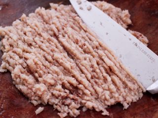 7、鲜美无比的鲅鱼饺子,把鲅鱼肉用刀剁碎，鲅鱼肉剁成这样就可以了。