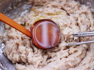 12、鲜美无比的鲅鱼饺子,搅拌上劲的鱼馅，加入花生油。